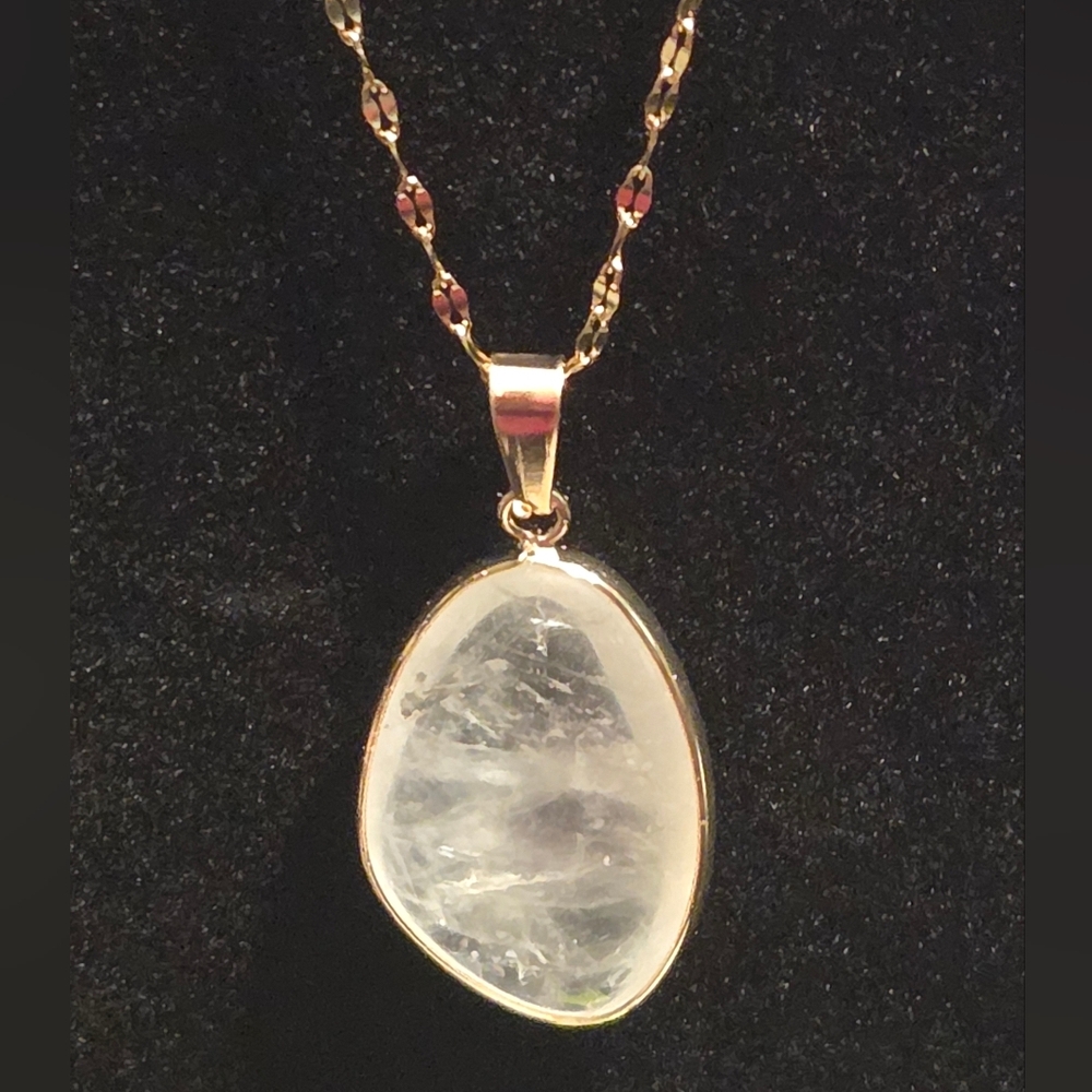 NWOT Elegant Natural Crystal Gold Plated Titanium Steel Pendant Necklace